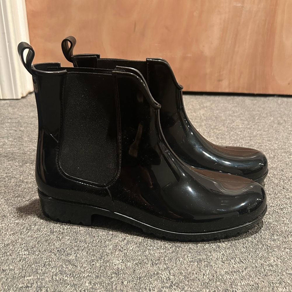 Brand new Nicole Miller black short boots size 10
